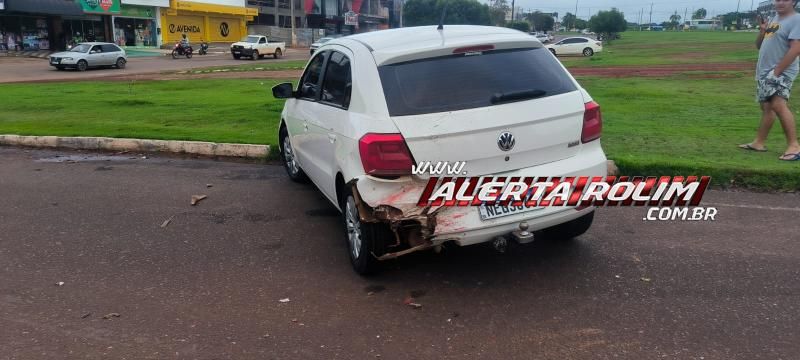 Motorista foi conduzido à UNISP após bater em outro carro, se evadir e parar no canteiro da rotatória de Rolim de Moura Motorista foi conduzido à UNISP após bater em outro carro, se evadir e parar no canteiro da rotatória de Rolim de Moura