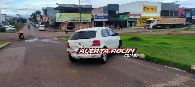 Motorista foi conduzido à UNISP após bater em outro carro, se evadir e parar no canteiro da rotatória de Rolim de Moura Motorista foi conduzido à UNISP após bater em outro carro, se evadir e parar no canteiro da rotatória de Rolim de Moura