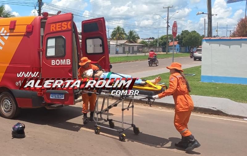 Passageira de moto ficou ferida após colisão com carro, em Rolim de Moura Passageira de moto ficou ferida após colisão com carro, em Rolim de Moura