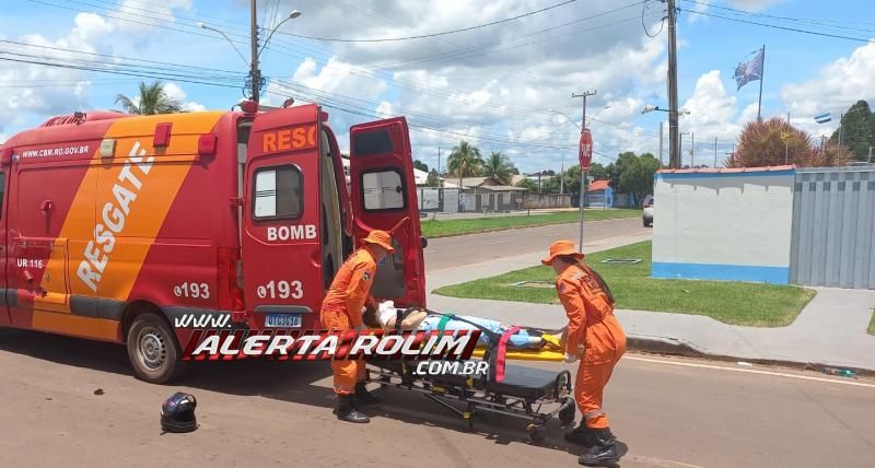 Passageira de moto ficou ferida após colisão com carro, em Rolim de Moura Passageira de moto ficou ferida após colisão com carro, em Rolim de Moura