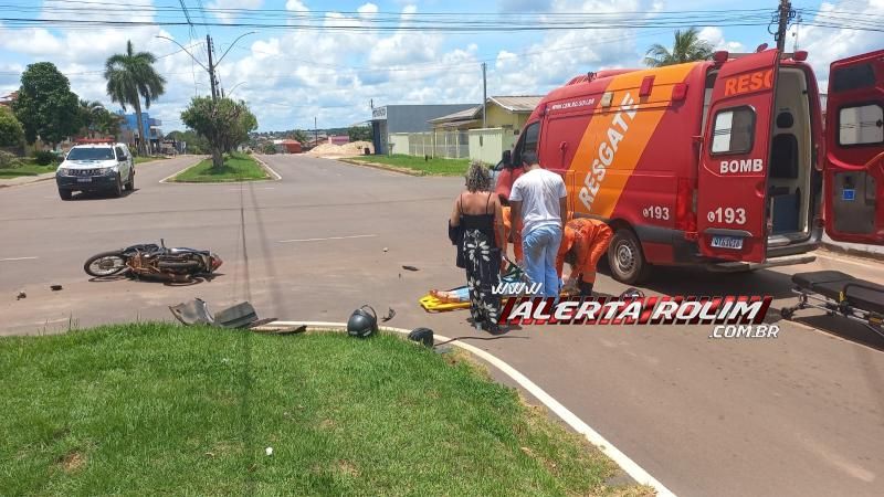 Passageira de moto ficou ferida após colisão com carro, em Rolim de Moura Passageira de moto ficou ferida após colisão com carro, em Rolim de Moura