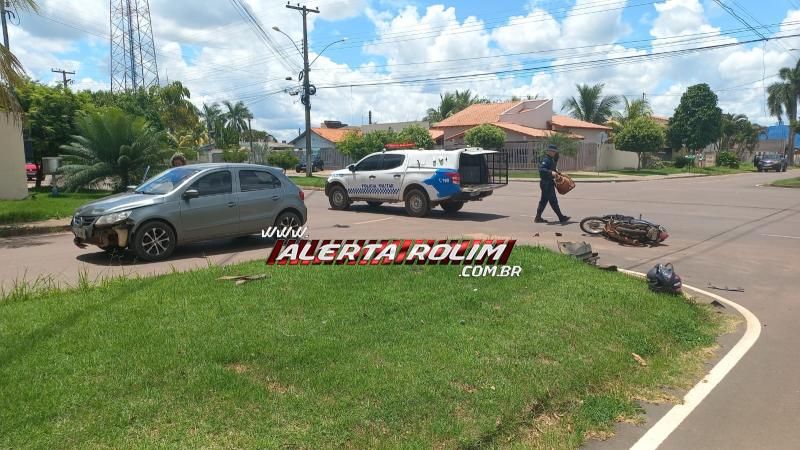 Passageira de moto ficou ferida após colisão com carro, em Rolim de Moura Passageira de moto ficou ferida após colisão com carro, em Rolim de Moura