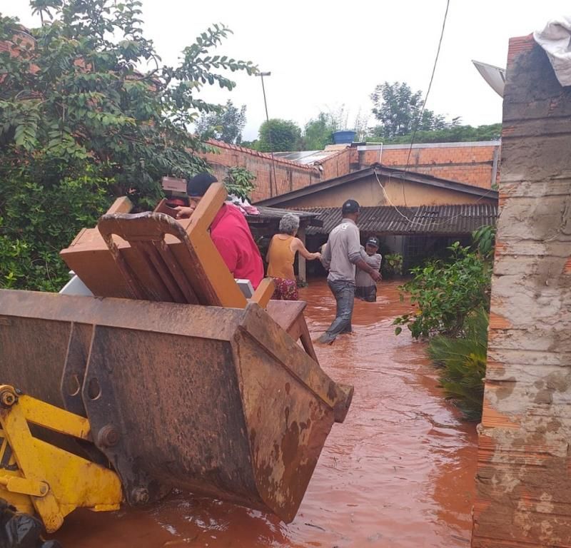 Rios transbordaram após forte e chuva e mais de 300 famílias ficaram desabrigadas, em Cacoal Rios transbordaram após forte e chuva e mais de 300 famílias ficaram desabrigadas, em Cacoal