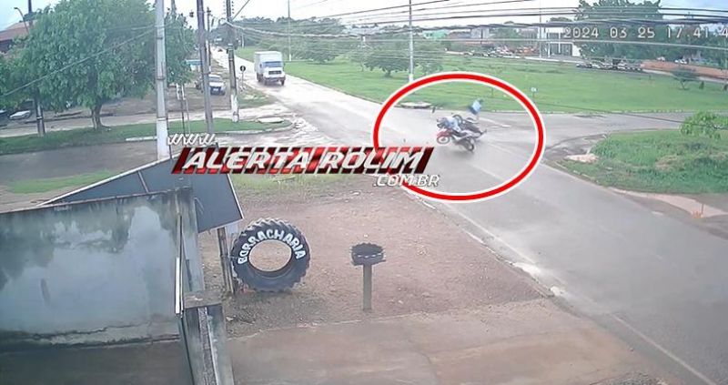 VÍDEO - Durante fuga de abordagem policial, motociclista invadiu preferencial e colidiu violentamente na condutora de uma moto, em Rolim de Moura VÍDEO - Durante fuga de abordagem policial, motociclista invadiu preferencial e colidiu violentamente na condutora de uma moto, em Rolim de Moura