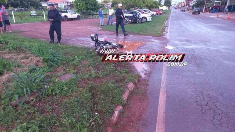 VÍDEO - Durante fuga de abordagem policial, motociclista invadiu preferencial e colidiu violentamente na condutora de uma moto, em Rolim de Moura VÍDEO - Durante fuga de abordagem policial, motociclista invadiu preferencial e colidiu violentamente na condutora de uma moto, em Rolim de Moura