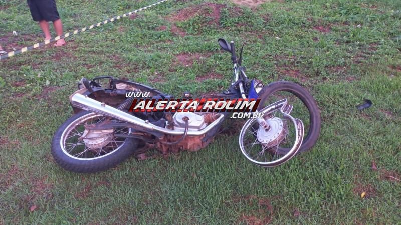 VÍDEO - Durante fuga de abordagem policial, motociclista invadiu preferencial e colidiu violentamente na condutora de uma moto, em Rolim de Moura VÍDEO - Durante fuga de abordagem policial, motociclista invadiu preferencial e colidiu violentamente na condutora de uma moto, em Rolim de Moura