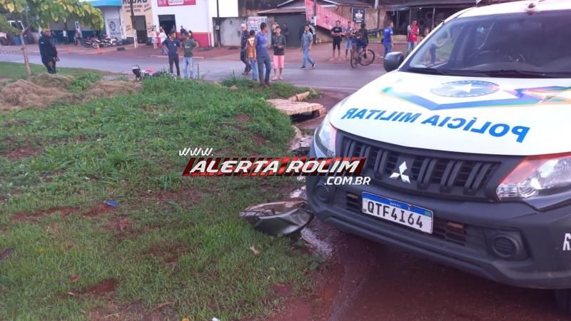 VÍDEO - Durante fuga de abordagem policial, motociclista invadiu preferencial e colidiu violentamente na condutora de uma moto, em Rolim de Moura VÍDEO - Durante fuga de abordagem policial, motociclista invadiu preferencial e colidiu violentamente na condutora de uma moto, em Rolim de Moura