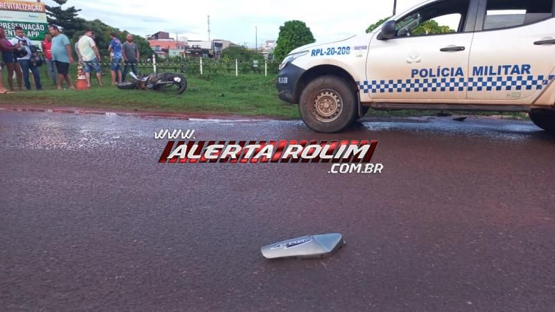 VÍDEO - Durante fuga de abordagem policial, motociclista invadiu preferencial e colidiu violentamente na condutora de uma moto, em Rolim de Moura VÍDEO - Durante fuga de abordagem policial, motociclista invadiu preferencial e colidiu violentamente na condutora de uma moto, em Rolim de Moura