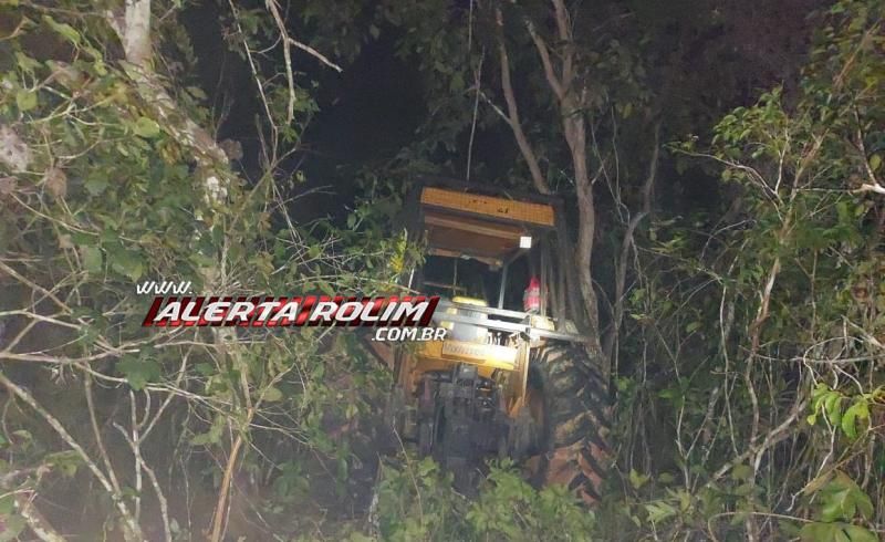 Vídeo - Trator furtado em fazenda foi recuperado pela Polícia Militar, escondido em uma área de mata, na zona rural de Parecis/RO Vídeo - Trator furtado em fazenda foi recuperado pela Polícia Militar, escondido em uma área de mata, na zona rural de Parecis/RO