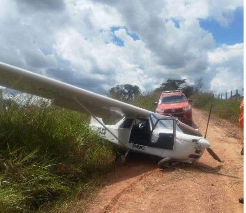 Avião de pequeno porte faz pouso forçado na área rural de Ouro Preto do Oeste Avião de pequeno porte faz pouso forçado na área rural de Ouro Preto do Oeste