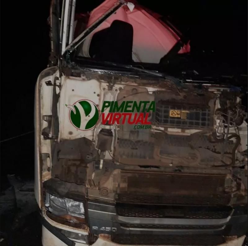 Acidente com cinco veículos na BR-364 mobiliza Bombeiros e PRF em Pimenta Bueno; Um dos motoristas ficou preso nas ferragens Acidente com cinco veículos na BR-364 mobiliza Bombeiros e PRF em Pimenta Bueno; Um dos motoristas ficou preso nas ferragens