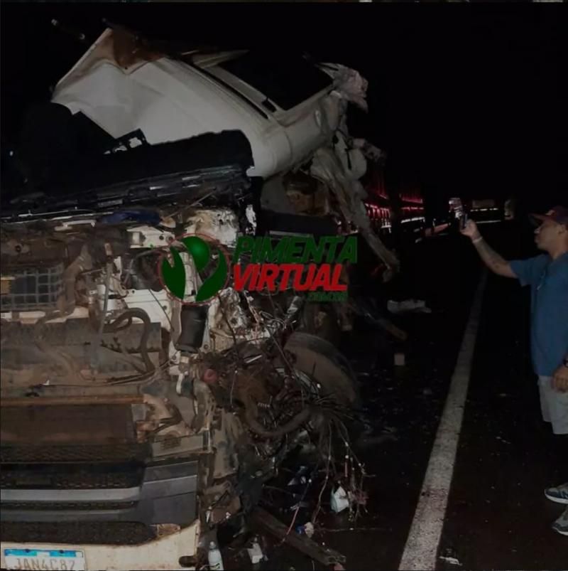 Acidente com cinco veículos na BR-364 mobiliza Bombeiros e PRF em Pimenta Bueno; Um dos motoristas ficou preso nas ferragens Acidente com cinco veículos na BR-364 mobiliza Bombeiros e PRF em Pimenta Bueno; Um dos motoristas ficou preso nas ferragens