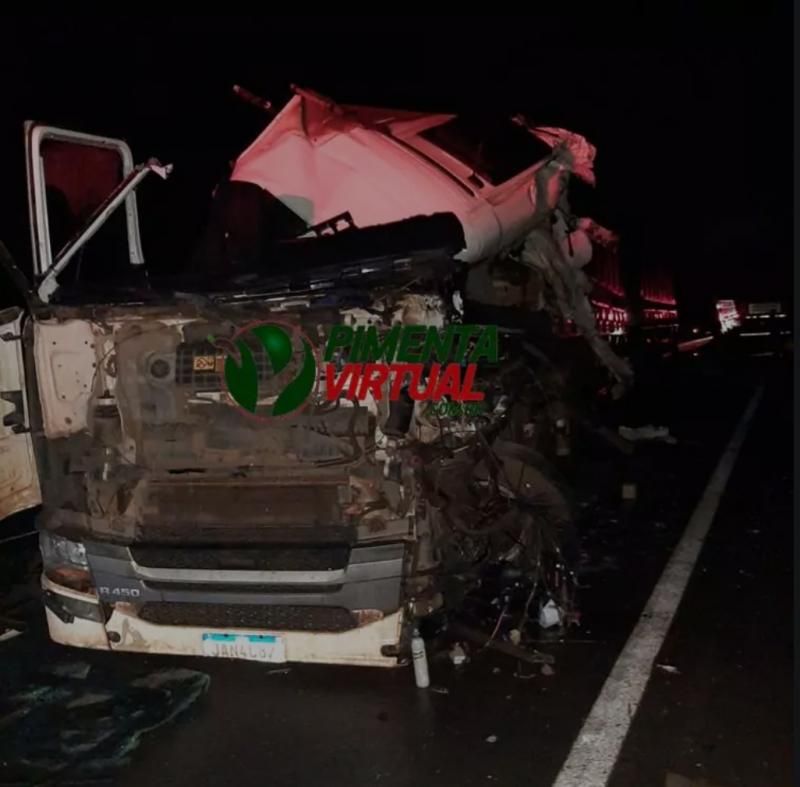 Acidente com cinco veículos na BR-364 mobiliza Bombeiros e PRF em Pimenta Bueno; Um dos motoristas ficou preso nas ferragens Acidente com cinco veículos na BR-364 mobiliza Bombeiros e PRF em Pimenta Bueno; Um dos motoristas ficou preso nas ferragens