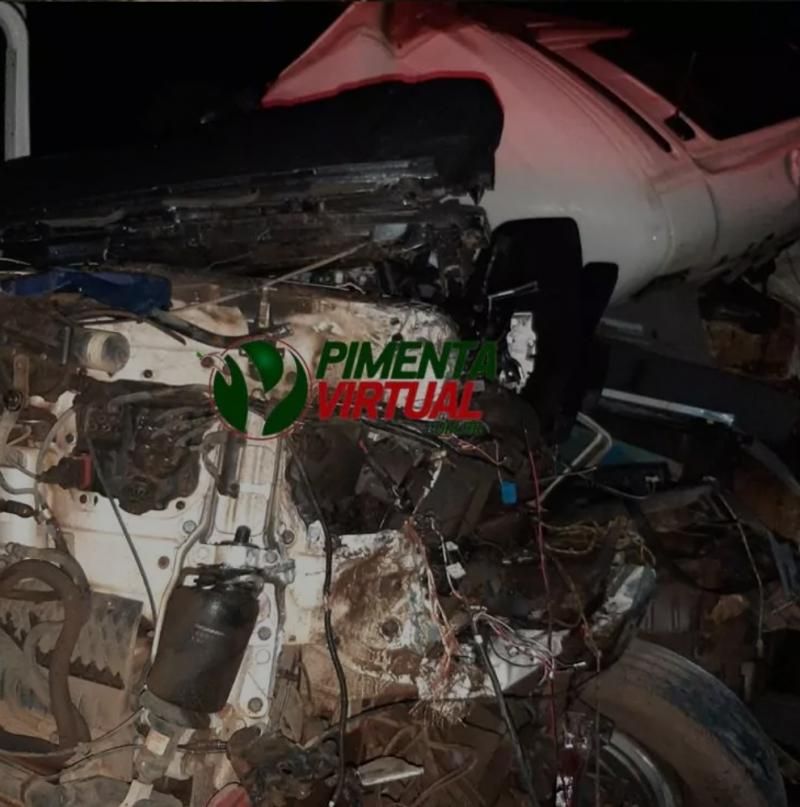 Acidente com cinco veículos na BR-364 mobiliza Bombeiros e PRF em Pimenta Bueno; Um dos motoristas ficou preso nas ferragens Acidente com cinco veículos na BR-364 mobiliza Bombeiros e PRF em Pimenta Bueno; Um dos motoristas ficou preso nas ferragens