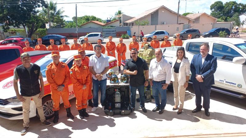 Bombeiros, PM e Politec de Rolim de Moura receberam viaturas e materiais 