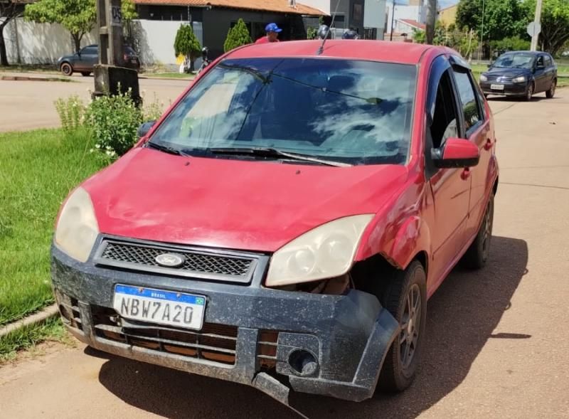 Carro atingiu duas motos após cruzar via nesta tarde, em Rolim de Moura; uma das vítimas teve fratura de braço Carro atingiu duas motos após cruzar via nesta tarde, em Rolim de Moura; uma das vítimas teve fratura de braço