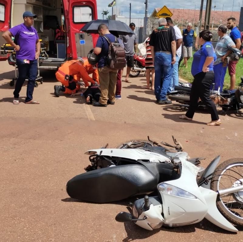 Carro atingiu duas motos após cruzar via nesta tarde, em Rolim de Moura; uma das vítimas teve fratura de braço Carro atingiu duas motos após cruzar via nesta tarde, em Rolim de Moura; uma das vítimas teve fratura de braço