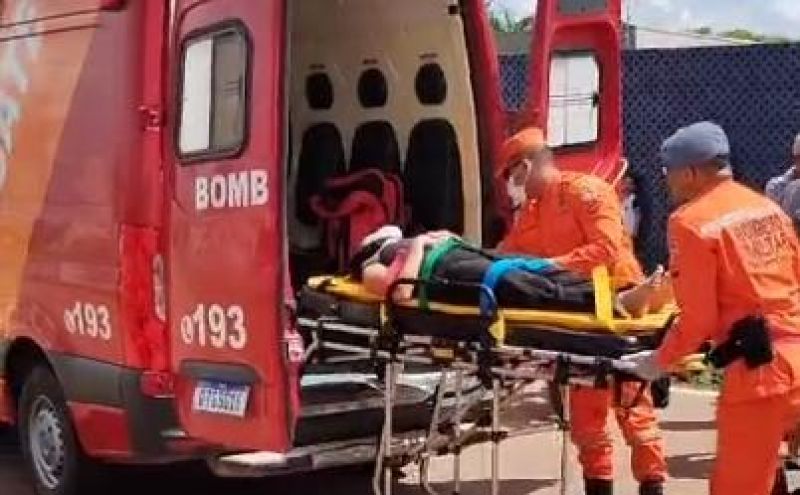 Carro atingiu duas motos após cruzar via nesta tarde, em Rolim de Moura; uma das vítimas teve fratura de braço Carro atingiu duas motos após cruzar via nesta tarde, em Rolim de Moura; uma das vítimas teve fratura de braço