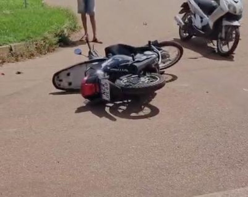 Carro atingiu duas motos após cruzar via nesta tarde, em Rolim de Moura; uma das vítimas teve fratura de braço Carro atingiu duas motos após cruzar via nesta tarde, em Rolim de Moura; uma das vítimas teve fratura de braço