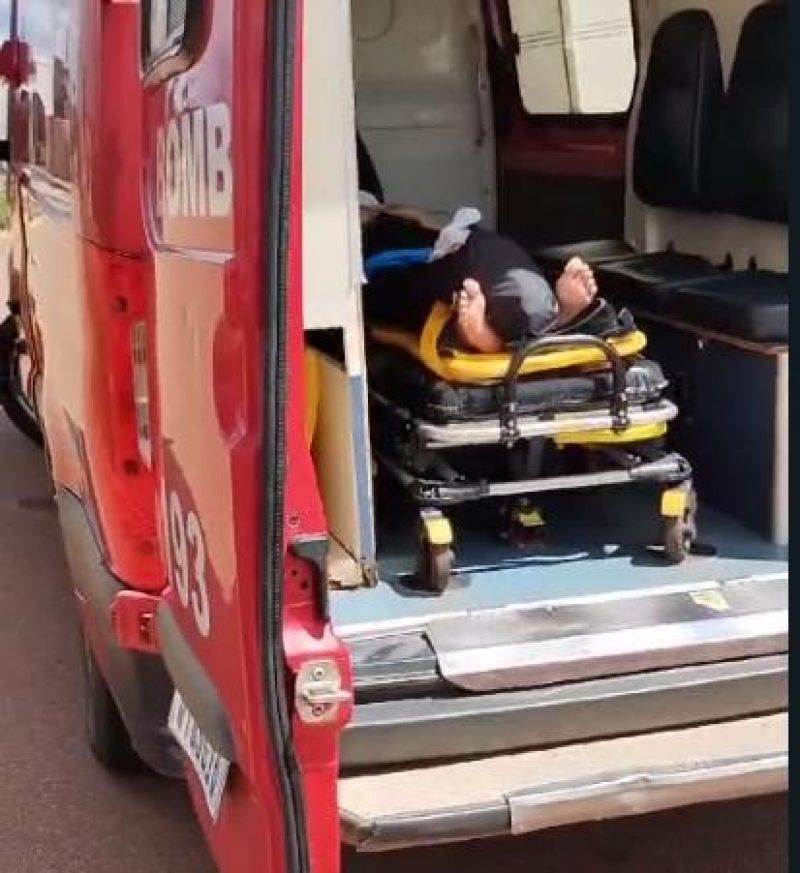 Carro atingiu duas motos após cruzar via nesta tarde, em Rolim de Moura; uma das vítimas teve fratura de braço Carro atingiu duas motos após cruzar via nesta tarde, em Rolim de Moura; uma das vítimas teve fratura de braço
