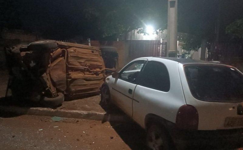 Carro estacionado capotou ao ser atingido por outro desgovernado, em São Francisco do Guaporé Carro estacionado capotou ao ser atingido por outro desgovernado, em São Francisco do Guaporé