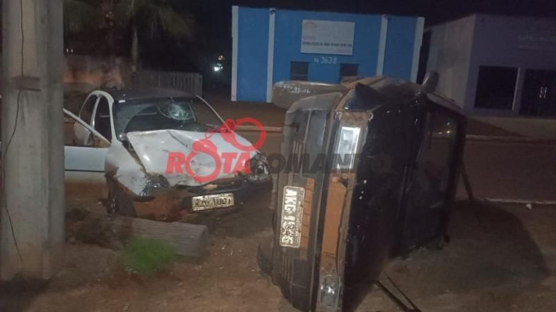 Carro estacionado capotou ao ser atingido por outro desgovernado, em São Francisco do Guaporé Carro estacionado capotou ao ser atingido por outro desgovernado, em São Francisco do Guaporé
