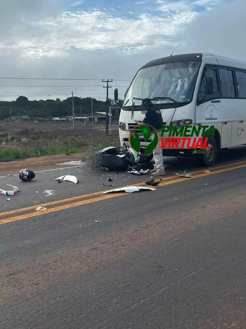 Colisão frontal entre Biz e micro-ônibus na BR 364 deixou vítimas em estado grave, em Pimenta Bueno Colisão frontal entre Biz e micro-ônibus na BR 364 deixou vítimas em estado grave, em Pimenta Bueno