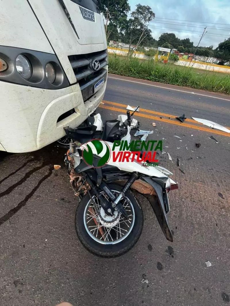 Colisão frontal entre Biz e micro-ônibus na BR 364 deixou vítimas em estado grave, em Pimenta Bueno Colisão frontal entre Biz e micro-ônibus na BR 364 deixou vítimas em estado grave, em Pimenta Bueno