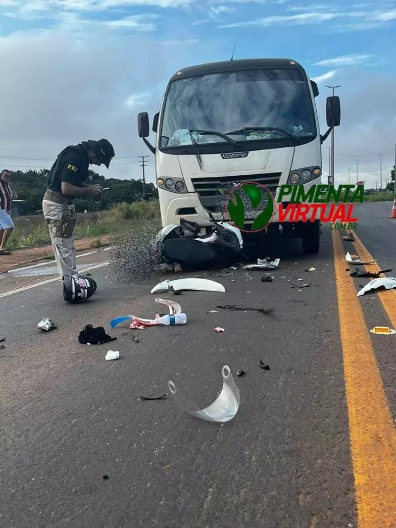 Colisão frontal entre Biz e micro-ônibus na BR 364 deixou vítimas em estado grave, em Pimenta Bueno Colisão frontal entre Biz e micro-ônibus na BR 364 deixou vítimas em estado grave, em Pimenta Bueno