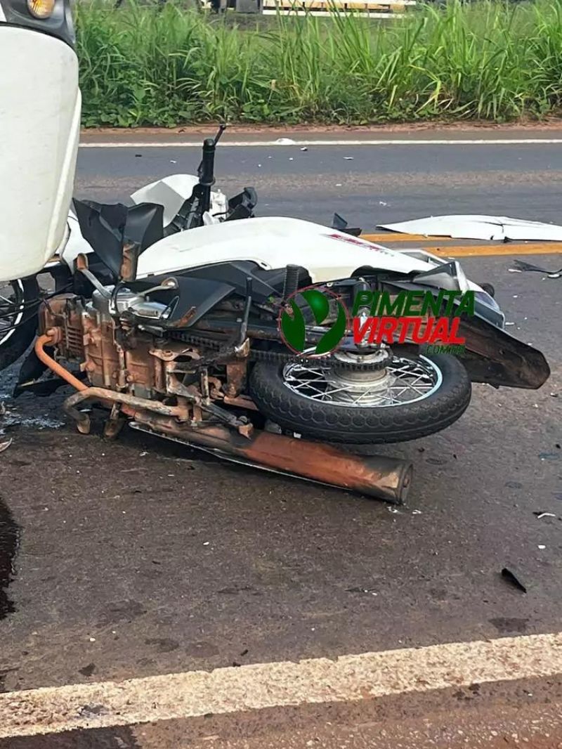 Colisão frontal entre Biz e micro-ônibus na BR 364 deixou vítimas em estado grave, em Pimenta Bueno Colisão frontal entre Biz e micro-ônibus na BR 364 deixou vítimas em estado grave, em Pimenta Bueno