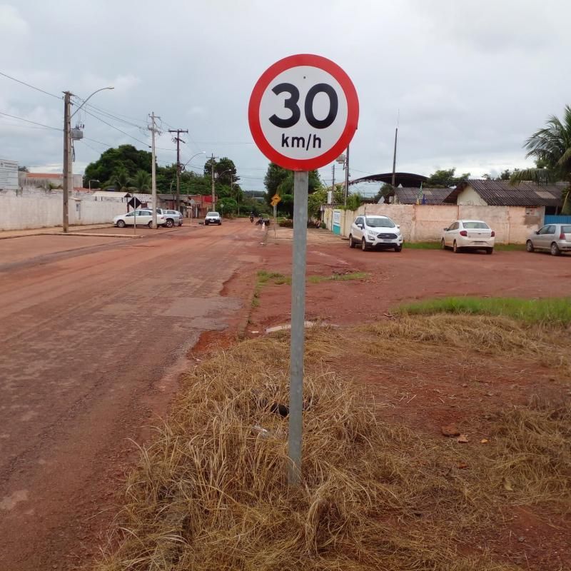 Comtran revitaliza a sinalização de Trânsito em Rolim de Moura Comtran revitaliza a sinalização de Trânsito em Rolim de Moura