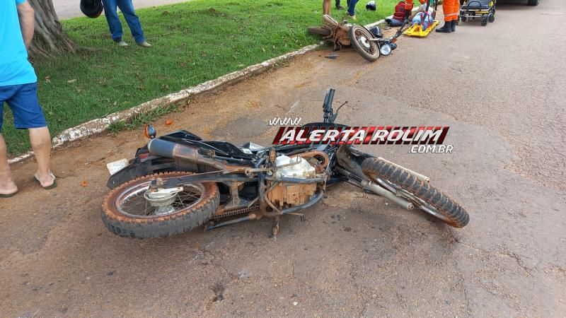 Condutora de moto fraturou um dos braços após colisão traseira, em Rolim de Moura 