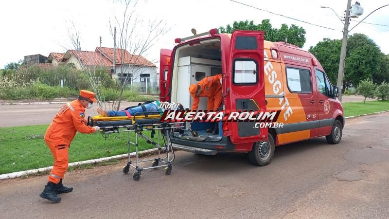 Condutora de moto fraturou um dos braços após colisão traseira, em Rolim de Moura  Condutora de moto fraturou um dos braços após colisão traseira, em Rolim de Moura