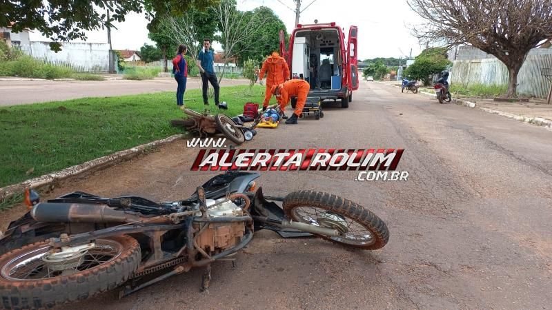 Condutora de moto fraturou um dos braços após colisão traseira, em Rolim de Moura  Condutora de moto fraturou um dos braços após colisão traseira, em Rolim de Moura