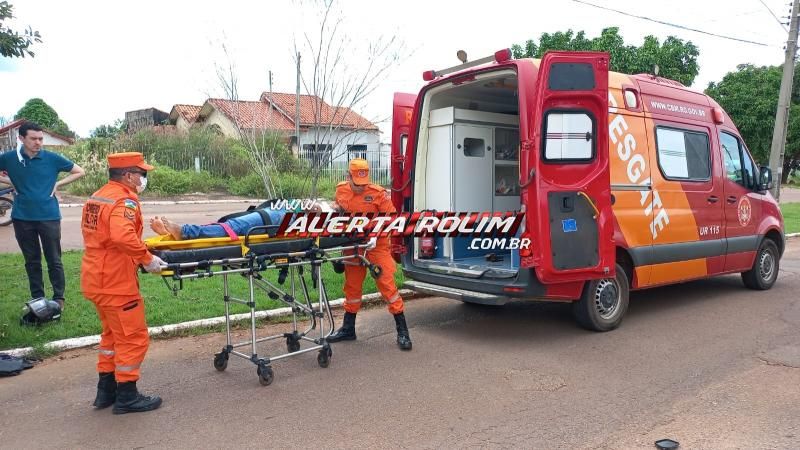 Condutora de moto fraturou um dos braços após colisão traseira, em Rolim de Moura  Condutora de moto fraturou um dos braços após colisão traseira, em Rolim de Moura