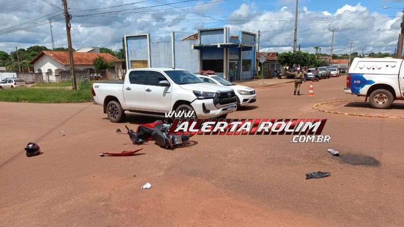 Condutora de moto fraturou perna em acidente de trânsito nesta tarde, em Rolim de Moura  Condutora de moto fraturou perna em acidente de trânsito nesta tarde, em Rolim de Moura