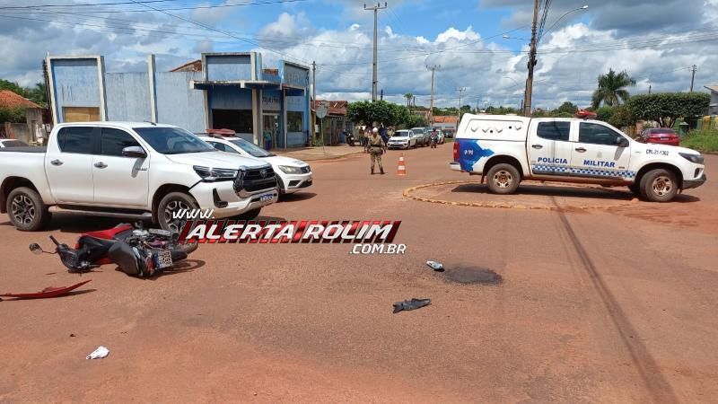 Condutora de moto fraturou perna em acidente de trânsito nesta tarde, em Rolim de Moura  Condutora de moto fraturou perna em acidente de trânsito nesta tarde, em Rolim de Moura