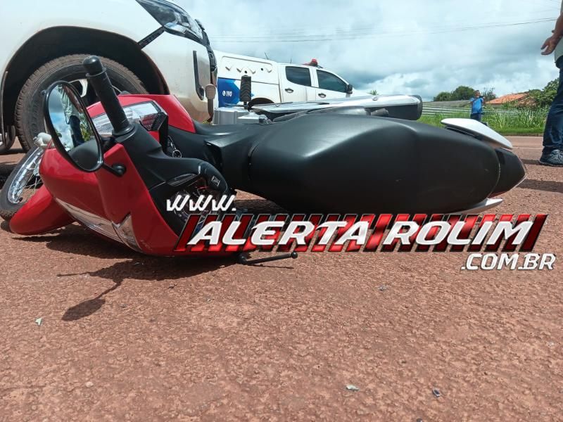 Condutora de moto fraturou perna em acidente de trânsito nesta tarde, em Rolim de Moura  Condutora de moto fraturou perna em acidente de trânsito nesta tarde, em Rolim de Moura