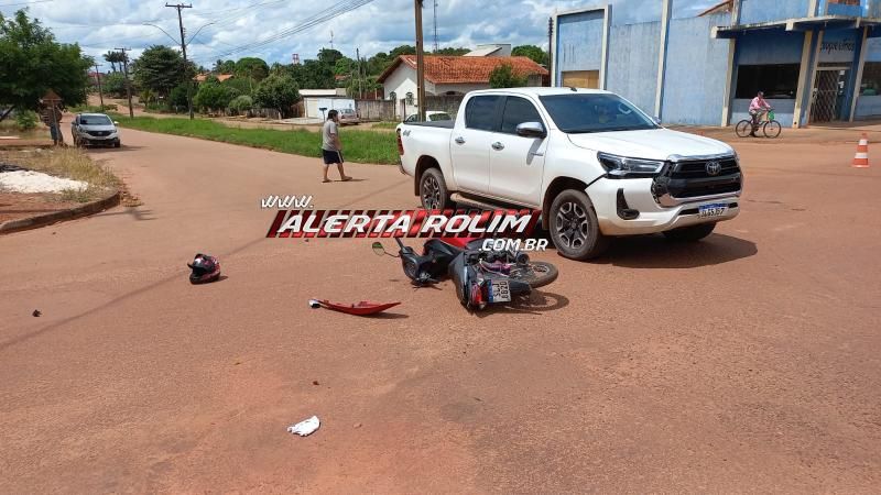 Condutora de moto fraturou perna em acidente de trânsito nesta tarde, em Rolim de Moura  Condutora de moto fraturou perna em acidente de trânsito nesta tarde, em Rolim de Moura