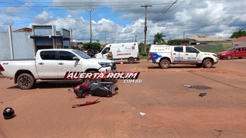 Condutora de moto fraturou perna em acidente de trânsito nesta tarde, em Rolim de Moura  Condutora de moto fraturou perna em acidente de trânsito nesta tarde, em Rolim de Moura
