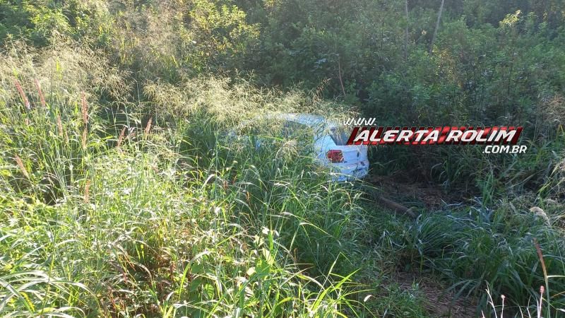 Durante madrugada, mulher saiu da pista e caiu com carro em ribanceira na RO 383, em Rolim de Moura Durante madrugada, mulher saiu da pista e caiu com carro em ribanceira na RO 383, em Rolim de Moura