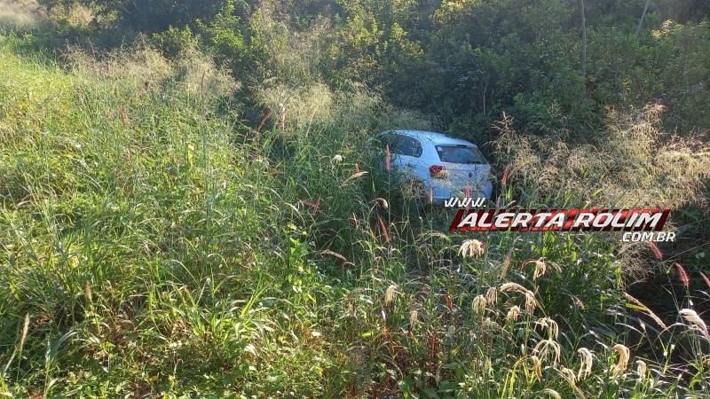 Durante madrugada, mulher saiu da pista e caiu com carro em ribanceira na RO 383, em Rolim de Moura Durante madrugada, mulher saiu da pista e caiu com carro em ribanceira na RO 383, em Rolim de Moura