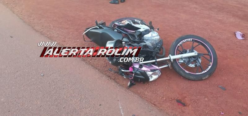 Grave colisão traseira entre táxi e motocicleta deixou mulher com fratura na perna nesta tarde, em Rolim de Moura Grave colisão traseira entre táxi e motocicleta deixou mulher com fratura na perna nesta tarde, em Rolim de Moura