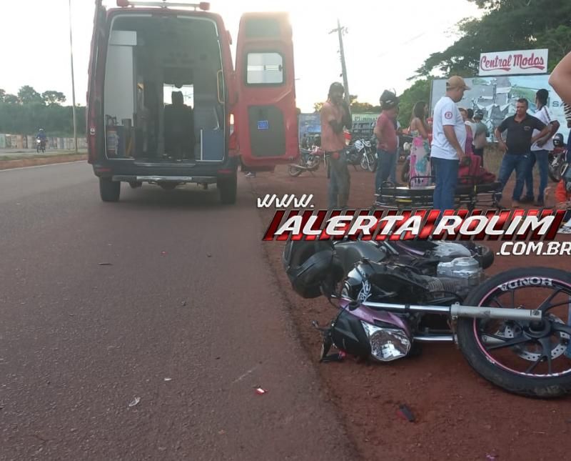 Grave colisão traseira entre táxi e motocicleta deixou mulher com fratura na perna nesta tarde, em Rolim de Moura Grave colisão traseira entre táxi e motocicleta deixou mulher com fratura na perna nesta tarde, em Rolim de Moura