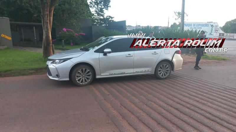 Grave colisão traseira entre táxi e motocicleta deixou mulher com fratura na perna nesta tarde, em Rolim de Moura Grave colisão traseira entre táxi e motocicleta deixou mulher com fratura na perna nesta tarde, em Rolim de Moura