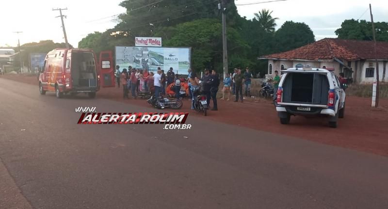 Grave colisão traseira entre táxi e motocicleta deixou mulher com fratura na perna nesta tarde, em Rolim de Moura Grave colisão traseira entre táxi e motocicleta deixou mulher com fratura na perna nesta tarde, em Rolim de Moura