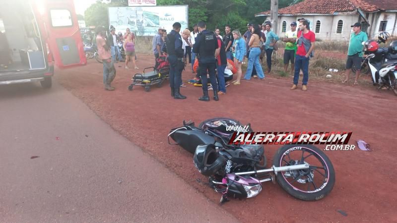 Grave colisão traseira entre táxi e motocicleta deixou mulher com fratura na perna nesta tarde, em Rolim de Moura Grave colisão traseira entre táxi e motocicleta deixou mulher com fratura na perna nesta tarde, em Rolim de Moura