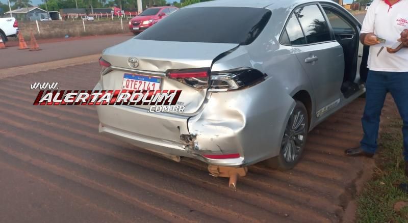 Grave colisão traseira entre táxi e motocicleta deixou mulher com fratura na perna nesta tarde, em Rolim de Moura Grave colisão traseira entre táxi e motocicleta deixou mulher com fratura na perna nesta tarde, em Rolim de Moura