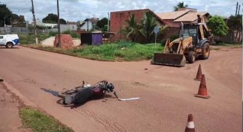 Motociclista foi socorrida após ser atingida por retroescavadeira conduzida por adolescente, em Rolim de Moura Motociclista foi socorrida após ser atingida por retroescavadeira conduzida por adolescente, em Rolim de Moura