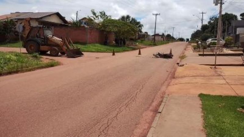 Motociclista foi socorrida após ser atingida por retroescavadeira conduzida por adolescente, em Rolim de Moura Motociclista foi socorrida após ser atingida por retroescavadeira conduzida por adolescente, em Rolim de Moura